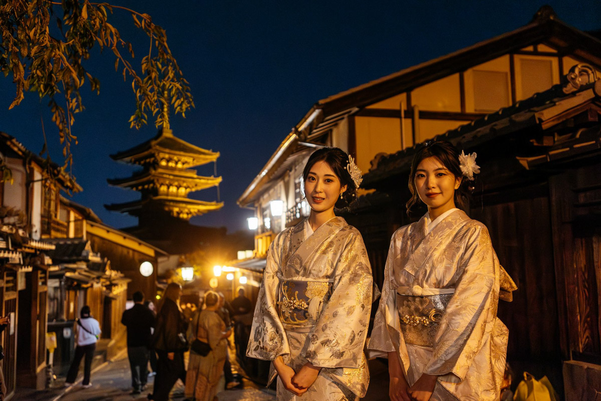 Япония — это страна, где визуальная гармония возведена в абсолют. Владимирский фотограф Владимир Никонов отправился в путешествие по «Золотому треугольнику» Японии в самый живописный период — сезон красных клёнов. О том, почему в Хаконе туман оказался ценнее вида на Фудзи, как японцы реагируют на уличную съемку и почему даже обычные канализационные люки могут стать объектом искусства, — в нашем интервью.
