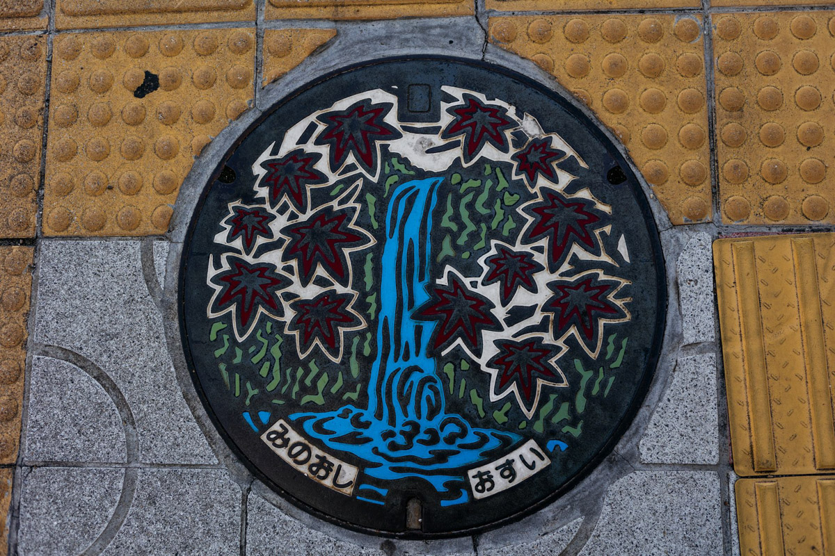 Япония — это страна, где визуальная гармония возведена в абсолют. Владимирский фотограф Владимир Никонов отправился в путешествие по «Золотому треугольнику» Японии в самый живописный период — сезон красных клёнов. О том, почему в Хаконе туман оказался ценнее вида на Фудзи, как японцы реагируют на уличную съемку и почему даже обычные канализационные люки могут стать объектом искусства, — в нашем интервью.