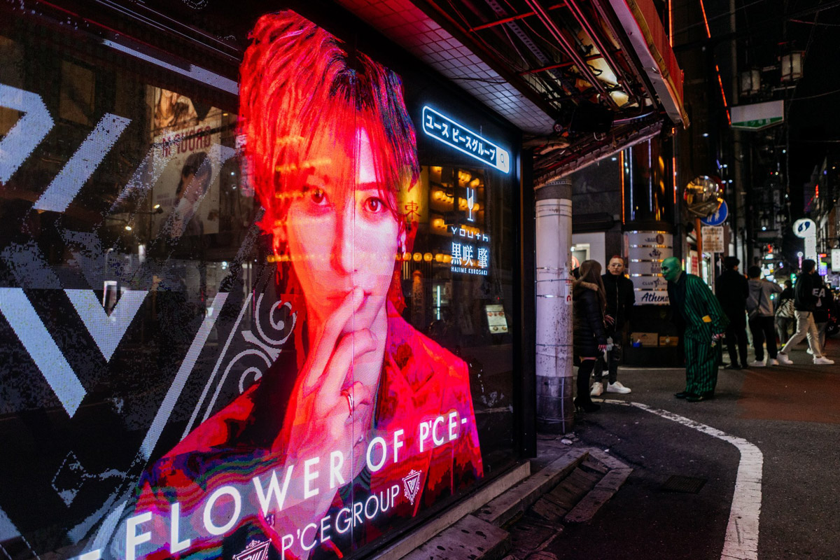 Япония — это страна, где визуальная гармония возведена в абсолют. Владимирский фотограф Владимир Никонов отправился в путешествие по «Золотому треугольнику» Японии в самый живописный период — сезон красных клёнов. О том, почему в Хаконе туман оказался ценнее вида на Фудзи, как японцы реагируют на уличную съемку и почему даже обычные канализационные люки могут стать объектом искусства, — в нашем интервью.