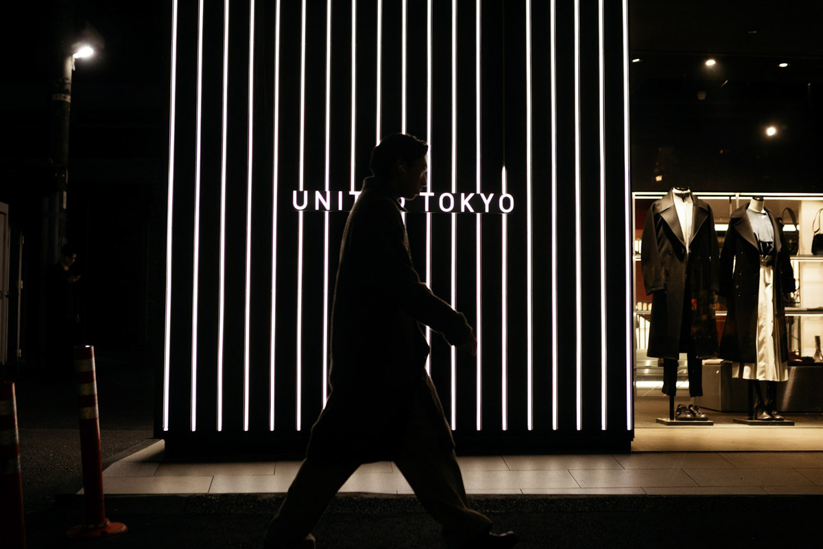 Япония — это страна, где визуальная гармония возведена в абсолют. Владимирский фотограф Владимир Никонов отправился в путешествие по «Золотому треугольнику» Японии в самый живописный период — сезон красных клёнов. О том, почему в Хаконе туман оказался ценнее вида на Фудзи, как японцы реагируют на уличную съемку и почему даже обычные канализационные люки могут стать объектом искусства, — в нашем интервью.