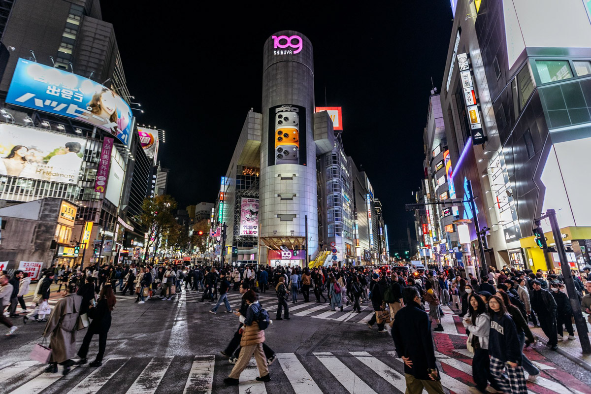 Япония — это страна, где визуальная гармония возведена в абсолют. Владимирский фотограф Владимир Никонов отправился в путешествие по «Золотому треугольнику» Японии в самый живописный период — сезон красных клёнов. О том, почему в Хаконе туман оказался ценнее вида на Фудзи, как японцы реагируют на уличную съемку и почему даже обычные канализационные люки могут стать объектом искусства, — в нашем интервью.