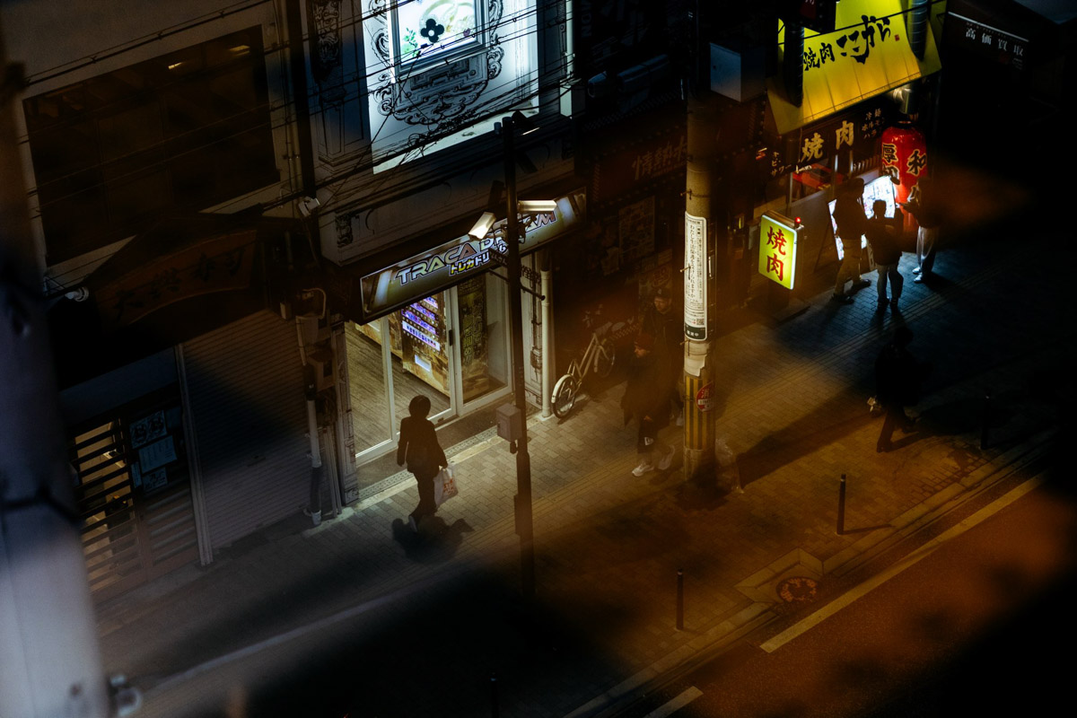 Япония — это страна, где визуальная гармония возведена в абсолют. Владимирский фотограф Владимир Никонов отправился в путешествие по «Золотому треугольнику» Японии в самый живописный период — сезон красных клёнов. О том, почему в Хаконе туман оказался ценнее вида на Фудзи, как японцы реагируют на уличную съемку и почему даже обычные канализационные люки могут стать объектом искусства, — в нашем интервью.