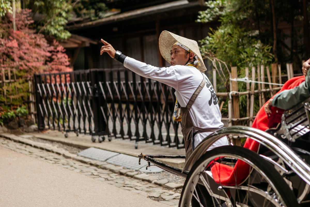 Япония — это страна, где визуальная гармония возведена в абсолют. Владимирский фотограф Владимир Никонов отправился в путешествие по «Золотому треугольнику» Японии в самый живописный период — сезон красных клёнов. О том, почему в Хаконе туман оказался ценнее вида на Фудзи, как японцы реагируют на уличную съемку и почему даже обычные канализационные люки могут стать объектом искусства, — в нашем интервью.