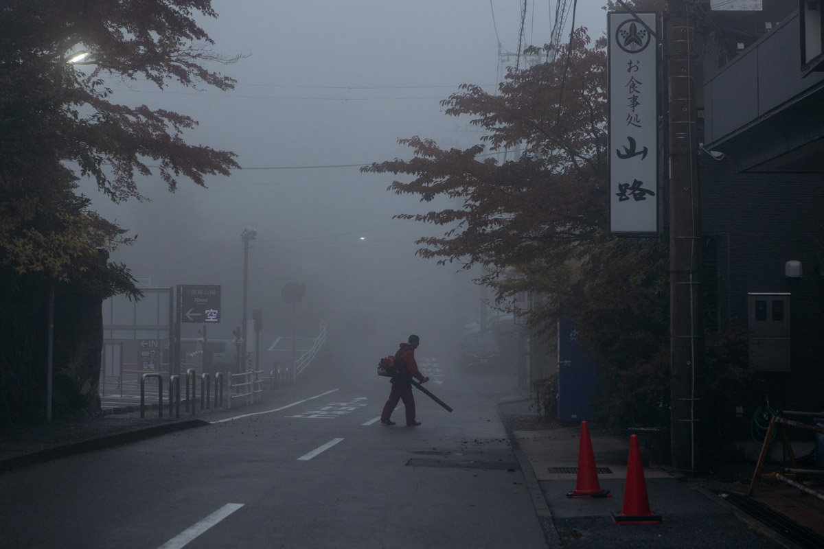 Япония — это страна, где визуальная гармония возведена в абсолют. Владимирский фотограф Владимир Никонов отправился в путешествие по «Золотому треугольнику» Японии в самый живописный период — сезон красных клёнов. О том, почему в Хаконе туман оказался ценнее вида на Фудзи, как японцы реагируют на уличную съемку и почему даже обычные канализационные люки могут стать объектом искусства, — в нашем интервью.