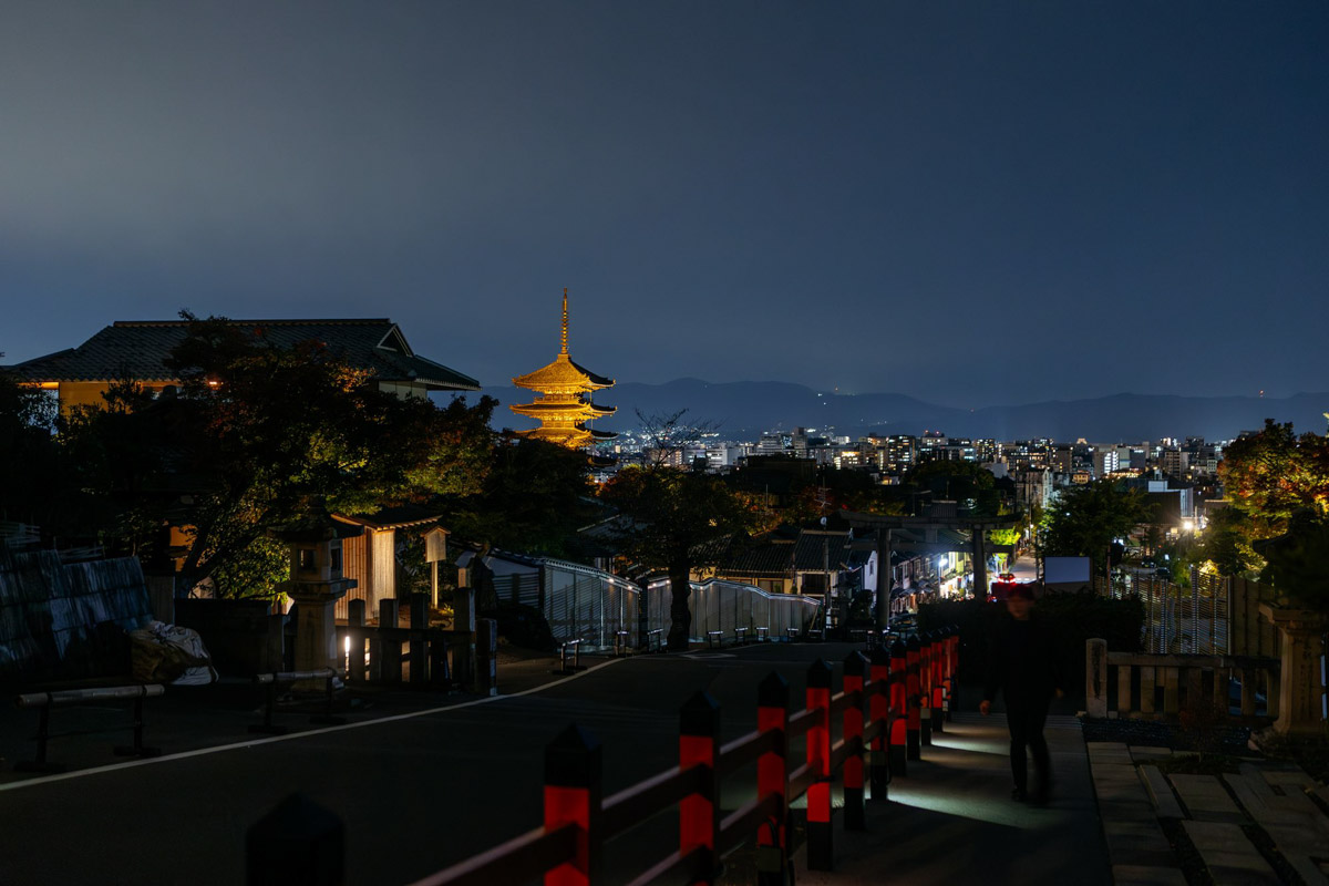 Япония — это страна, где визуальная гармония возведена в абсолют. Владимирский фотограф Владимир Никонов отправился в путешествие по «Золотому треугольнику» Японии в самый живописный период — сезон красных клёнов. О том, почему в Хаконе туман оказался ценнее вида на Фудзи, как японцы реагируют на уличную съемку и почему даже обычные канализационные люки могут стать объектом искусства, — в нашем интервью.