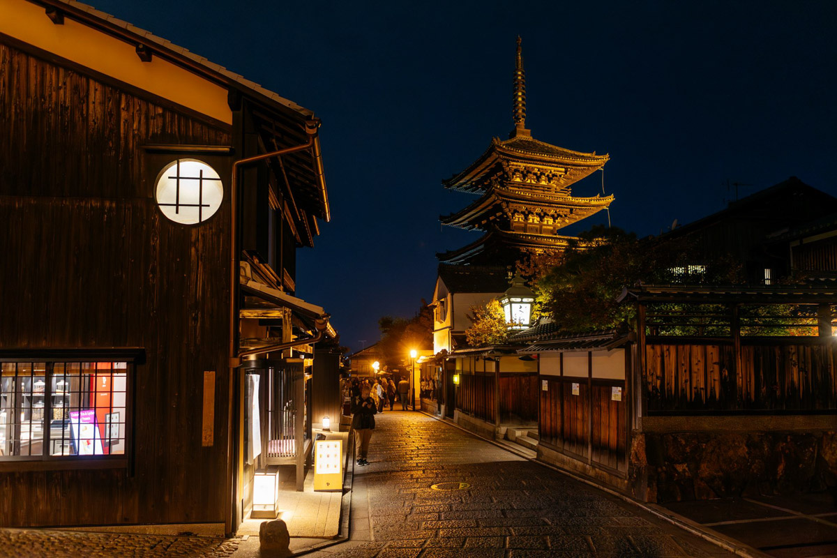 Япония — это страна, где визуальная гармония возведена в абсолют. Владимирский фотограф Владимир Никонов отправился в путешествие по «Золотому треугольнику» Японии в самый живописный период — сезон красных клёнов. О том, почему в Хаконе туман оказался ценнее вида на Фудзи, как японцы реагируют на уличную съемку и почему даже обычные канализационные люки могут стать объектом искусства, — в нашем интервью.