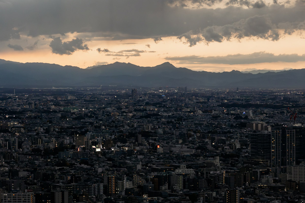 Япония — это страна, где визуальная гармония возведена в абсолют. Владимирский фотограф Владимир Никонов отправился в путешествие по «Золотому треугольнику» Японии в самый живописный период — сезон красных клёнов. О том, почему в Хаконе туман оказался ценнее вида на Фудзи, как японцы реагируют на уличную съемку и почему даже обычные канализационные люки могут стать объектом искусства, — в нашем интервью.