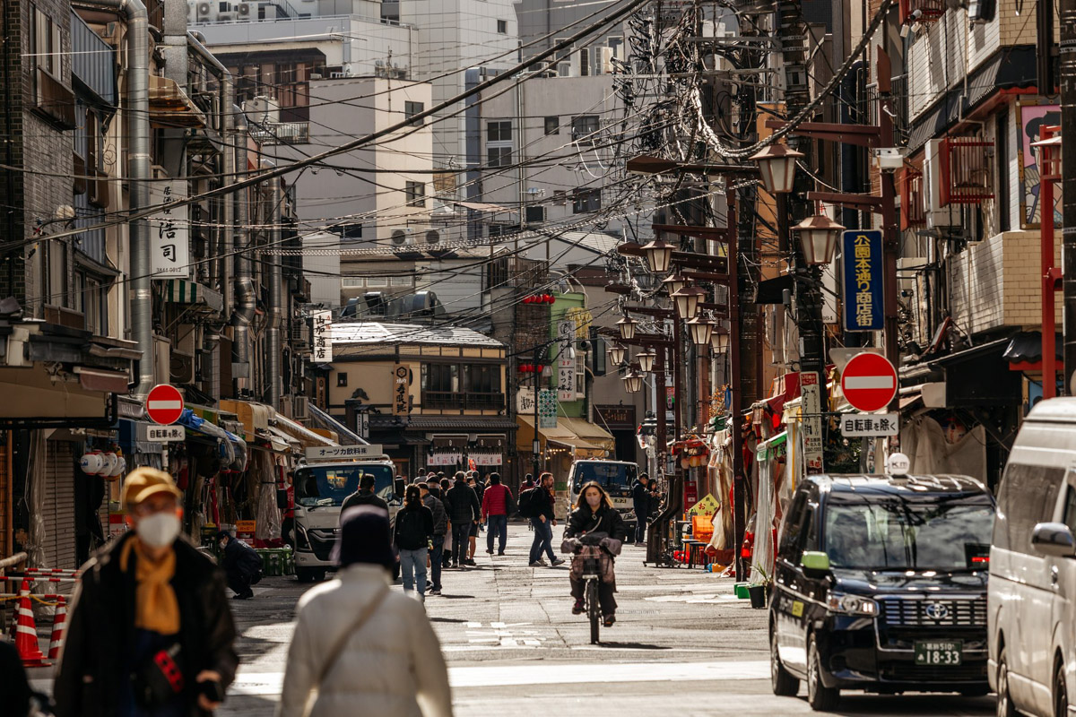 Япония — это страна, где визуальная гармония возведена в абсолют. Владимирский фотограф Владимир Никонов отправился в путешествие по «Золотому треугольнику» Японии в самый живописный период — сезон красных клёнов. О том, почему в Хаконе туман оказался ценнее вида на Фудзи, как японцы реагируют на уличную съемку и почему даже обычные канализационные люки могут стать объектом искусства, — в нашем интервью.