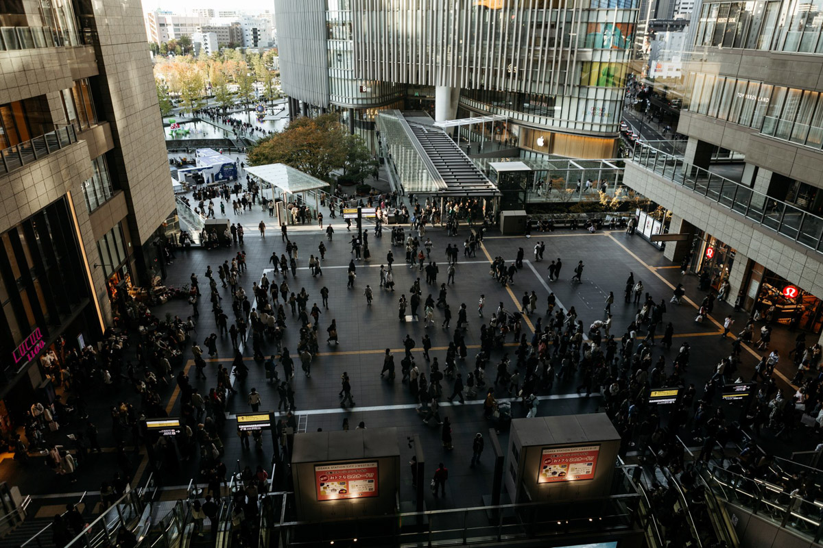 Япония — это страна, где визуальная гармония возведена в абсолют. Владимирский фотограф Владимир Никонов отправился в путешествие по «Золотому треугольнику» Японии в самый живописный период — сезон красных клёнов. О том, почему в Хаконе туман оказался ценнее вида на Фудзи, как японцы реагируют на уличную съемку и почему даже обычные канализационные люки могут стать объектом искусства, — в нашем интервью.
