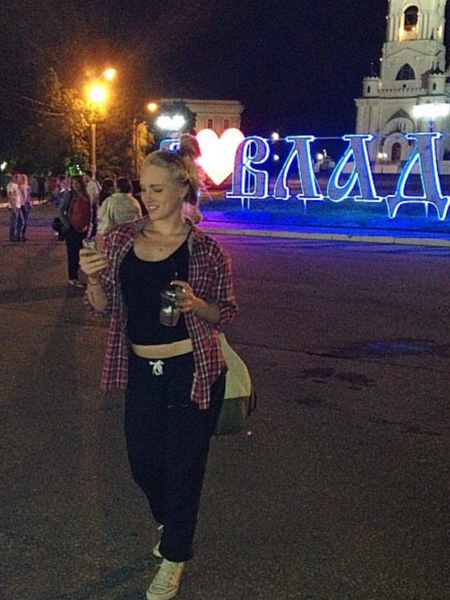 Ленты соцсетей заполнены забавными фотками с розовым фильтром. Если у вас есть почти такие же и проснулось желание показать их миру — поздравляем, вы в тренде! Интернет буквально сходит с ума от нового челленджа под названием «2026-й — это новый 2016-й». Владимирские блогеры и другие заметные личности не остались в стороне и также открыли свои архивы. Посмотрим, что из этого получилось!