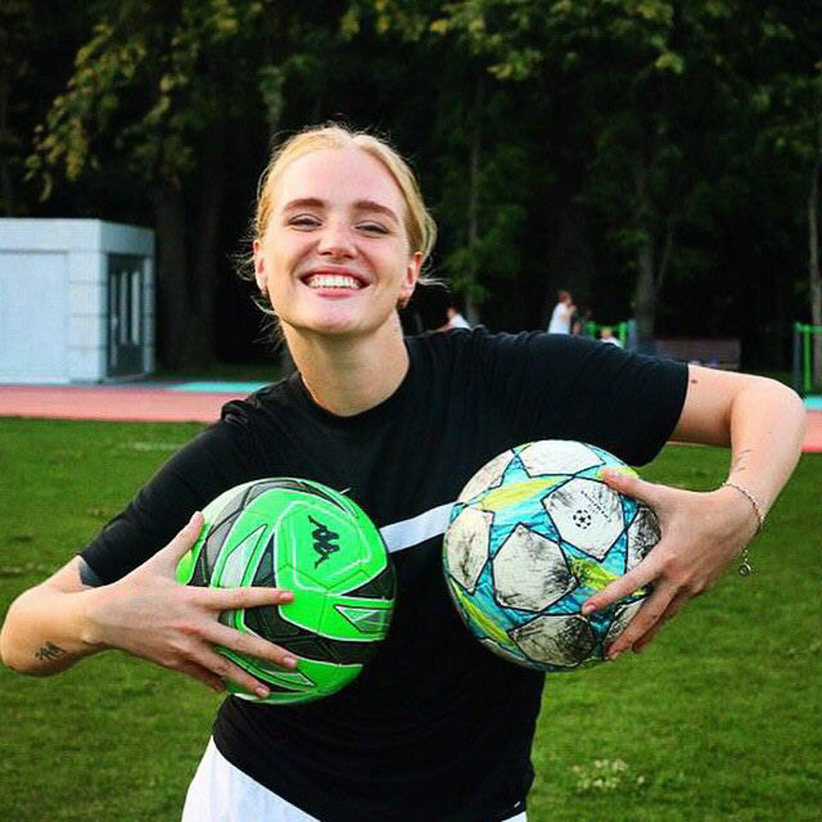 Ленты соцсетей заполнены забавными фотками с розовым фильтром. Если у вас есть почти такие же и проснулось желание показать их миру — поздравляем, вы в тренде! Интернет буквально сходит с ума от нового челленджа под названием «2026-й — это новый 2016-й». Владимирские блогеры и другие заметные личности не остались в стороне и также открыли свои архивы. Посмотрим, что из этого получилось!