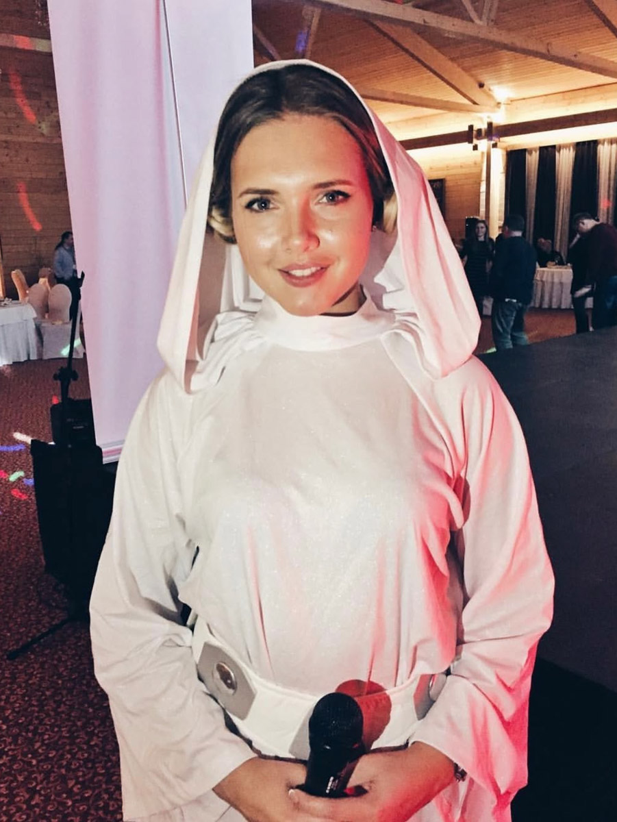 Ленты соцсетей заполнены забавными фотками с розовым фильтром. Если у вас есть почти такие же и проснулось желание показать их миру — поздравляем, вы в тренде! Интернет буквально сходит с ума от нового челленджа под названием «2026-й — это новый 2016-й». Владимирские блогеры и другие заметные личности не остались в стороне и также открыли свои архивы. Посмотрим, что из этого получилось!