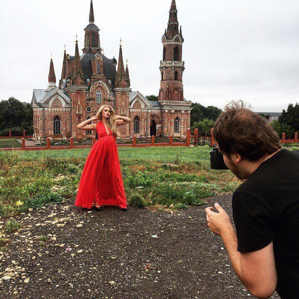 Ленты соцсетей заполнены забавными фотками с розовым фильтром. Если у вас есть почти такие же и проснулось желание показать их миру — поздравляем, вы в тренде! Интернет буквально сходит с ума от нового челленджа под названием «2026-й — это новый 2016-й». Владимирские блогеры и другие заметные личности не остались в стороне и также открыли свои архивы. Посмотрим, что из этого получилось!