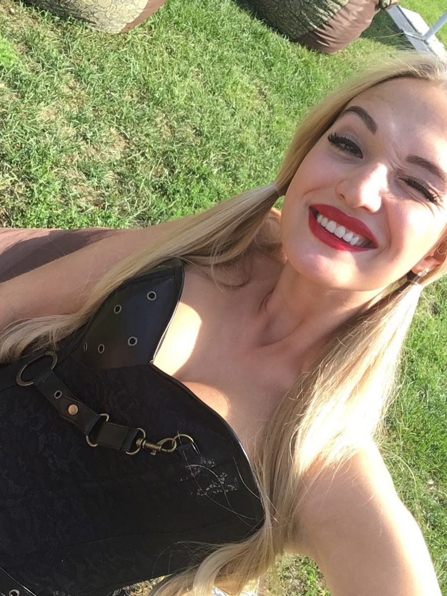 Ленты соцсетей заполнены забавными фотками с розовым фильтром. Если у вас есть почти такие же и проснулось желание показать их миру — поздравляем, вы в тренде! Интернет буквально сходит с ума от нового челленджа под названием «2026-й — это новый 2016-й». Владимирские блогеры и другие заметные личности не остались в стороне и также открыли свои архивы. Посмотрим, что из этого получилось!