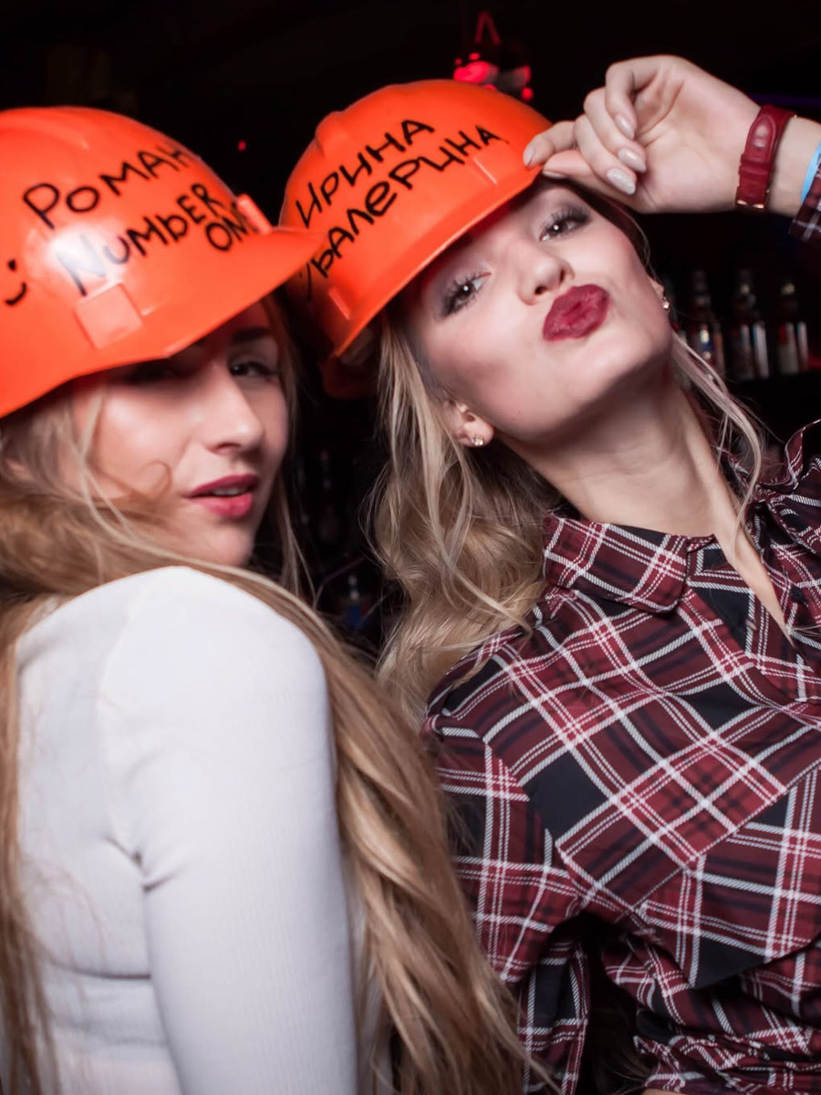 Ленты соцсетей заполнены забавными фотками с розовым фильтром. Если у вас есть почти такие же и проснулось желание показать их миру — поздравляем, вы в тренде! Интернет буквально сходит с ума от нового челленджа под названием «2026-й — это новый 2016-й». Владимирские блогеры и другие заметные личности не остались в стороне и также открыли свои архивы. Посмотрим, что из этого получилось!