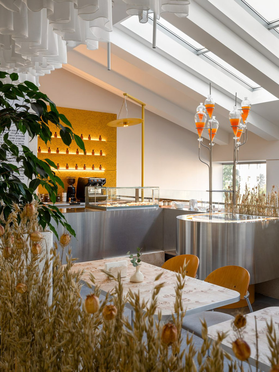 Имя Кирилла Раймера у многих на слуху. Руководитель собственного архитектурно-дизайнерского бюро создает невероятные проекты как в нашей стране, так и за рубежом. Ряд из них становились номинантами премий, причем некоторые хорошо знакомы даже владимирцам. Так, концепции двух популярных городских заведений и трехэтажного дома в центре — результат работы команды нашего героя.