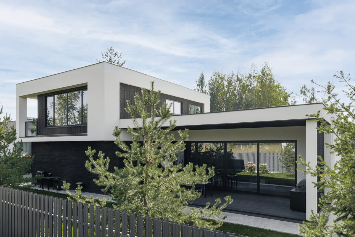 Имя Кирилла Раймера у многих на слуху. Руководитель собственного архитектурно-дизайнерского бюро создает невероятные проекты как в нашей стране, так и за рубежом. Ряд из них становились номинантами премий, причем некоторые хорошо знакомы даже владимирцам. Так, концепции двух популярных городских заведений и трехэтажного дома в центре — результат работы команды нашего героя.