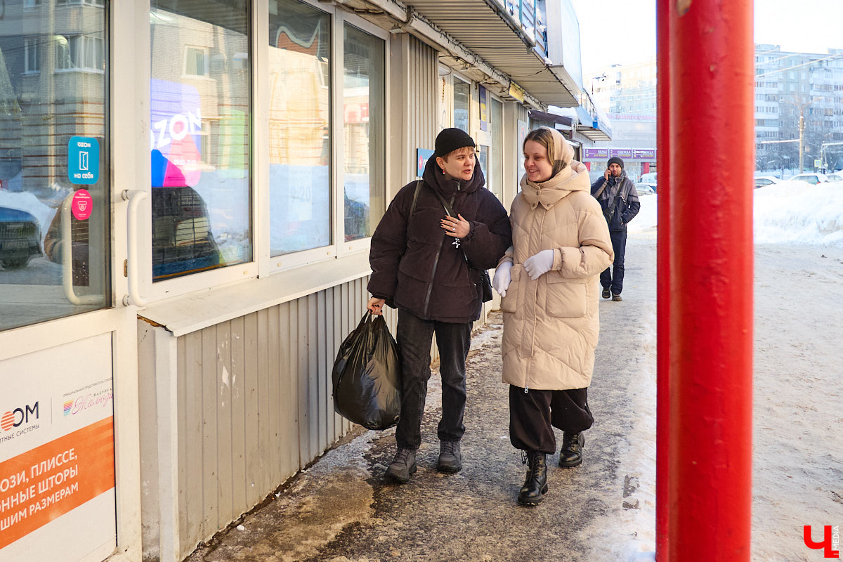 У вас есть одежда, которую нет желания носить, а выкинуть жалко? Если да, спешим обрадовать. Во Владимире вновь установили контейнеры для сбора ненужных вещей. Мы узнали, почему ящики вернули, где их найти и как правильно сортировать старые изделия. А заодно и сами поучаствовали в процессе экологичного расхламления.