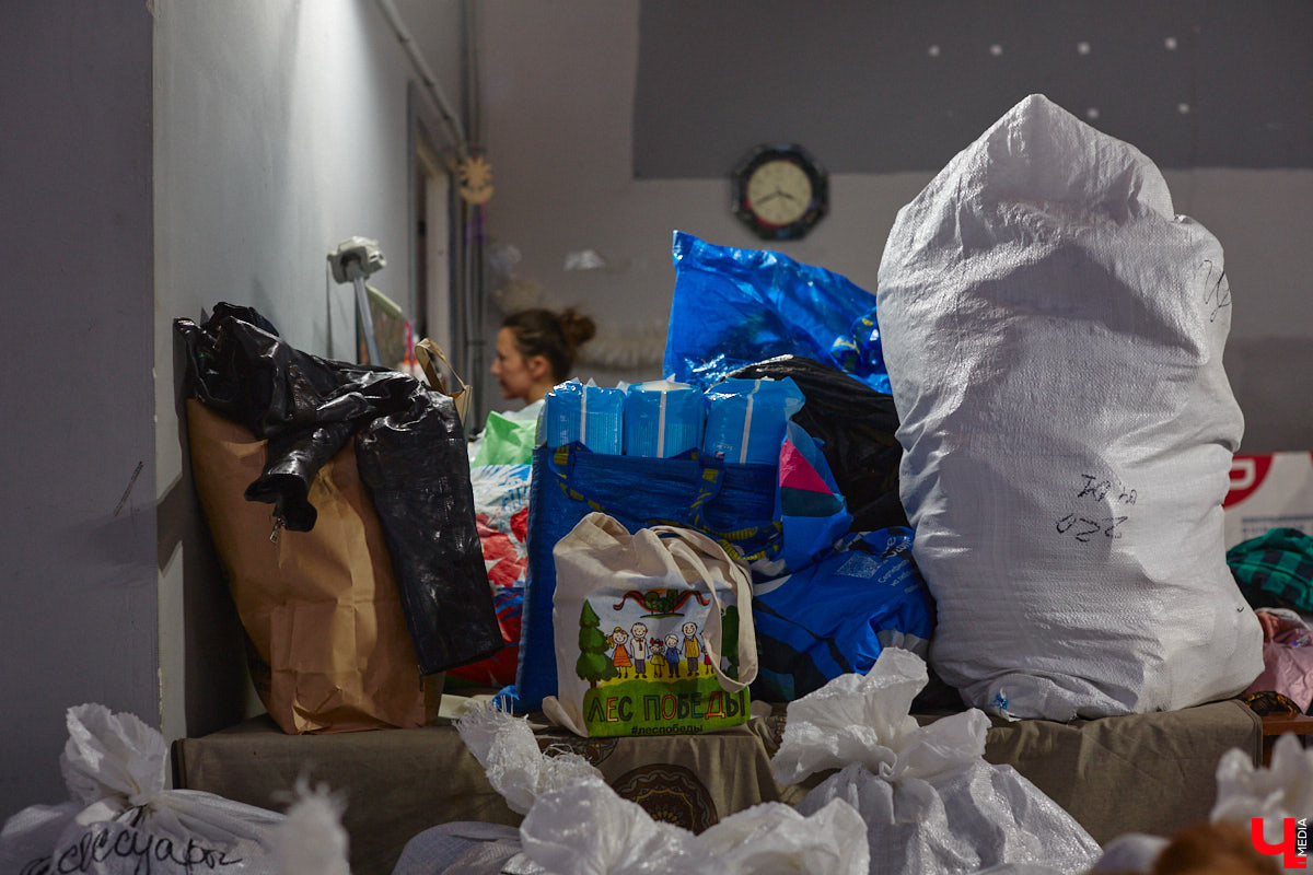 У вас есть одежда, которую нет желания носить, а выкинуть жалко? Если да, спешим обрадовать. Во Владимире вновь установили контейнеры для сбора ненужных вещей. Мы узнали, почему ящики вернули, где их найти и как правильно сортировать старые изделия. А заодно и сами поучаствовали в процессе экологичного расхламления.