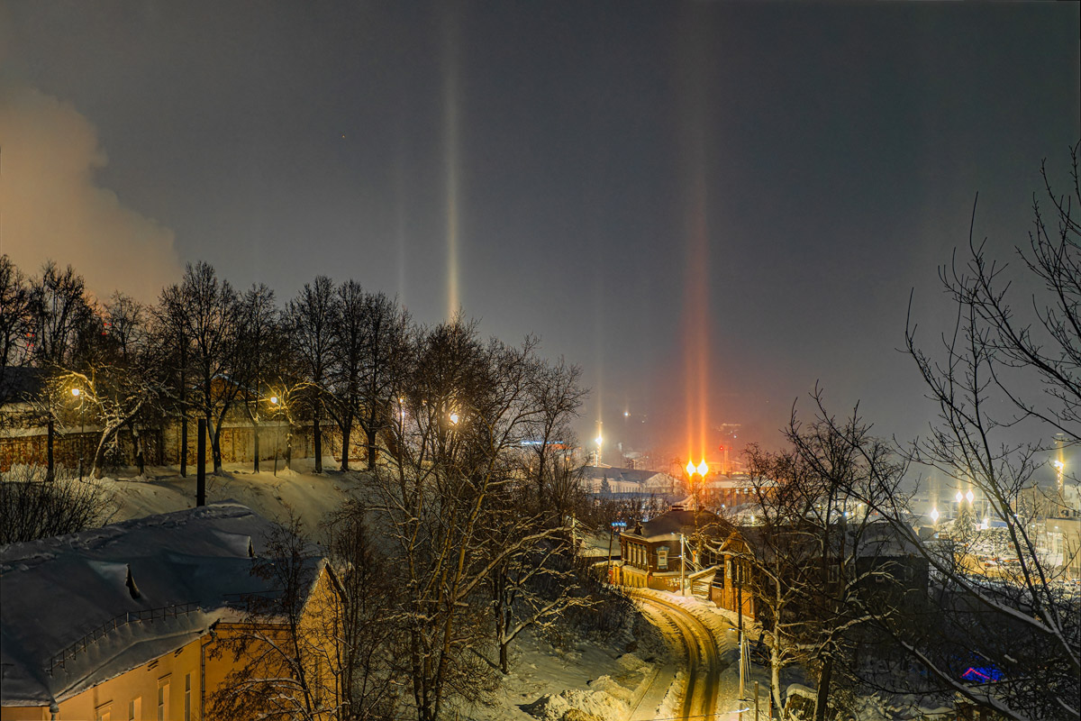 Пока одни не выходят лишний раз на улицу из-за морозов, другие спешат ему навстречу, чтобы снять настоящую русскую зиму. И кадры получаются просто волшебными: от дуги из пара на закате до покрывшейся инеем телевышки. «Ключ-Медиа» собрал самые красивые снимки.