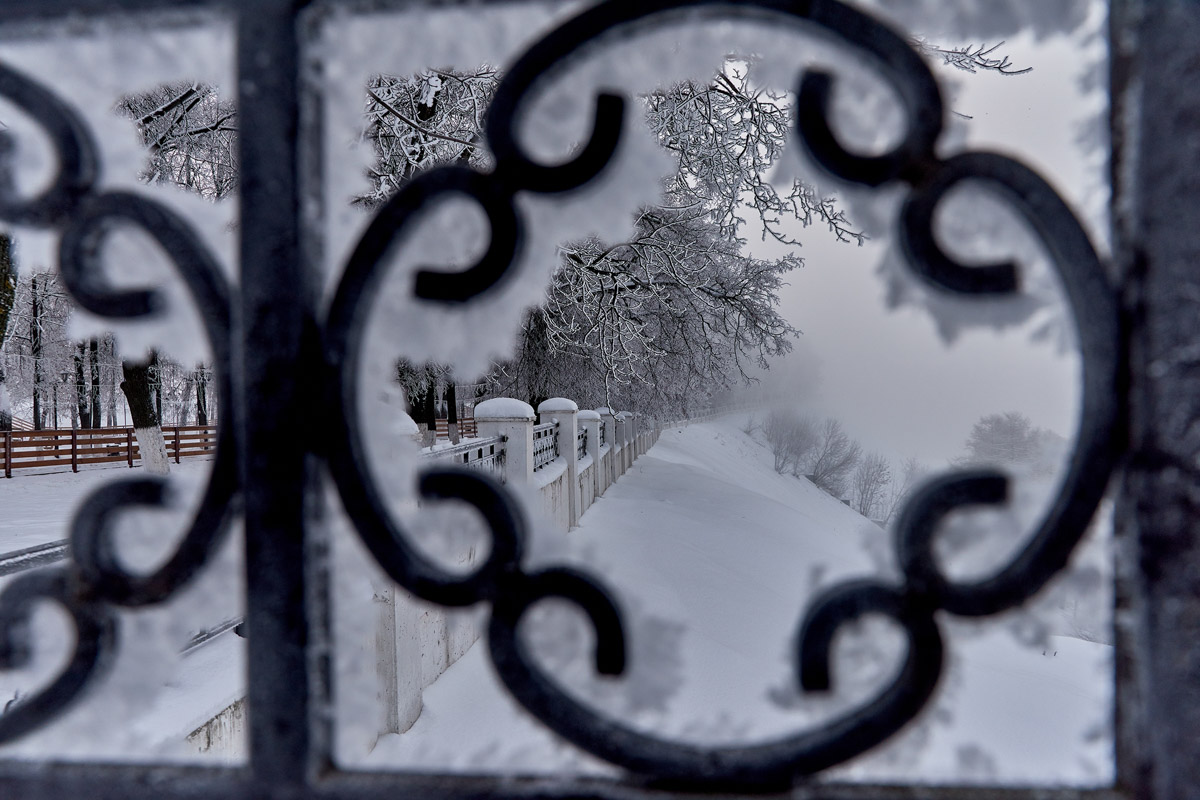 Пока одни не выходят лишний раз на улицу из-за морозов, другие спешат ему навстречу, чтобы снять настоящую русскую зиму. И кадры получаются просто волшебными: от дуги из пара на закате до покрывшейся инеем телевышки. «Ключ-Медиа» собрал самые красивые снимки.