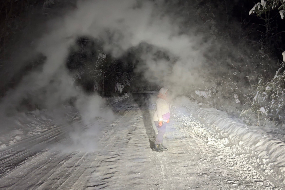 Пока одни не выходят лишний раз на улицу из-за морозов, другие спешат ему навстречу, чтобы снять настоящую русскую зиму. И кадры получаются просто волшебными: от дуги из пара на закате до покрывшейся инеем телевышки. «Ключ-Медиа» собрал самые красивые снимки.