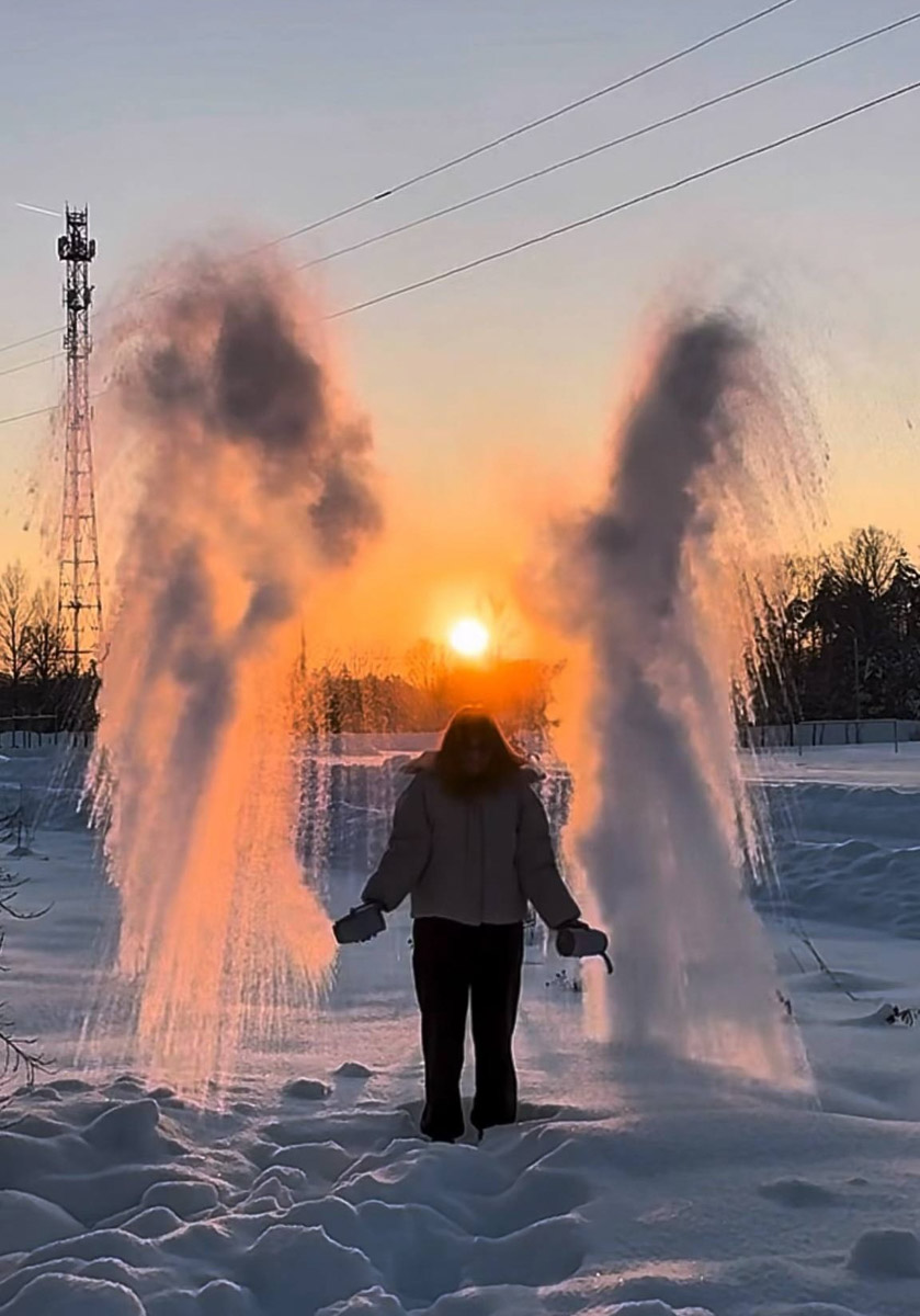 Пока одни не выходят лишний раз на улицу из-за морозов, другие спешат ему навстречу, чтобы снять настоящую русскую зиму. И кадры получаются просто волшебными: от дуги из пара на закате до покрывшейся инеем телевышки. «Ключ-Медиа» собрал самые красивые снимки.