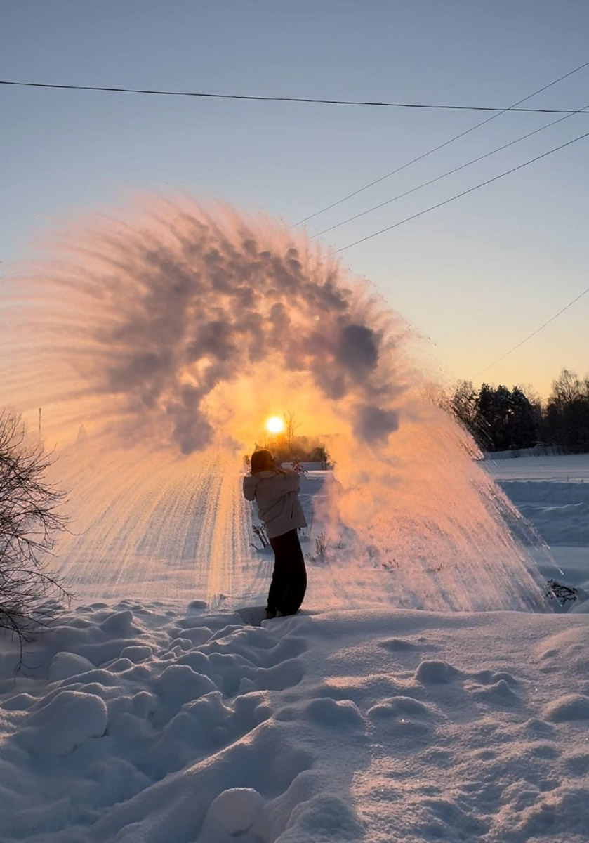 Пока одни не выходят лишний раз на улицу из-за морозов, другие спешат ему навстречу, чтобы снять настоящую русскую зиму. И кадры получаются просто волшебными: от дуги из пара на закате до покрывшейся инеем телевышки. «Ключ-Медиа» собрал самые красивые снимки.