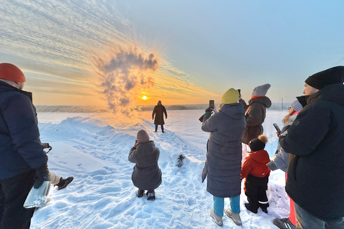 Пока одни не выходят лишний раз на улицу из-за морозов, другие спешат ему навстречу, чтобы снять настоящую русскую зиму. И кадры получаются просто волшебными: от дуги из пара на закате до покрывшейся инеем телевышки. «Ключ-Медиа» собрал самые красивые снимки.