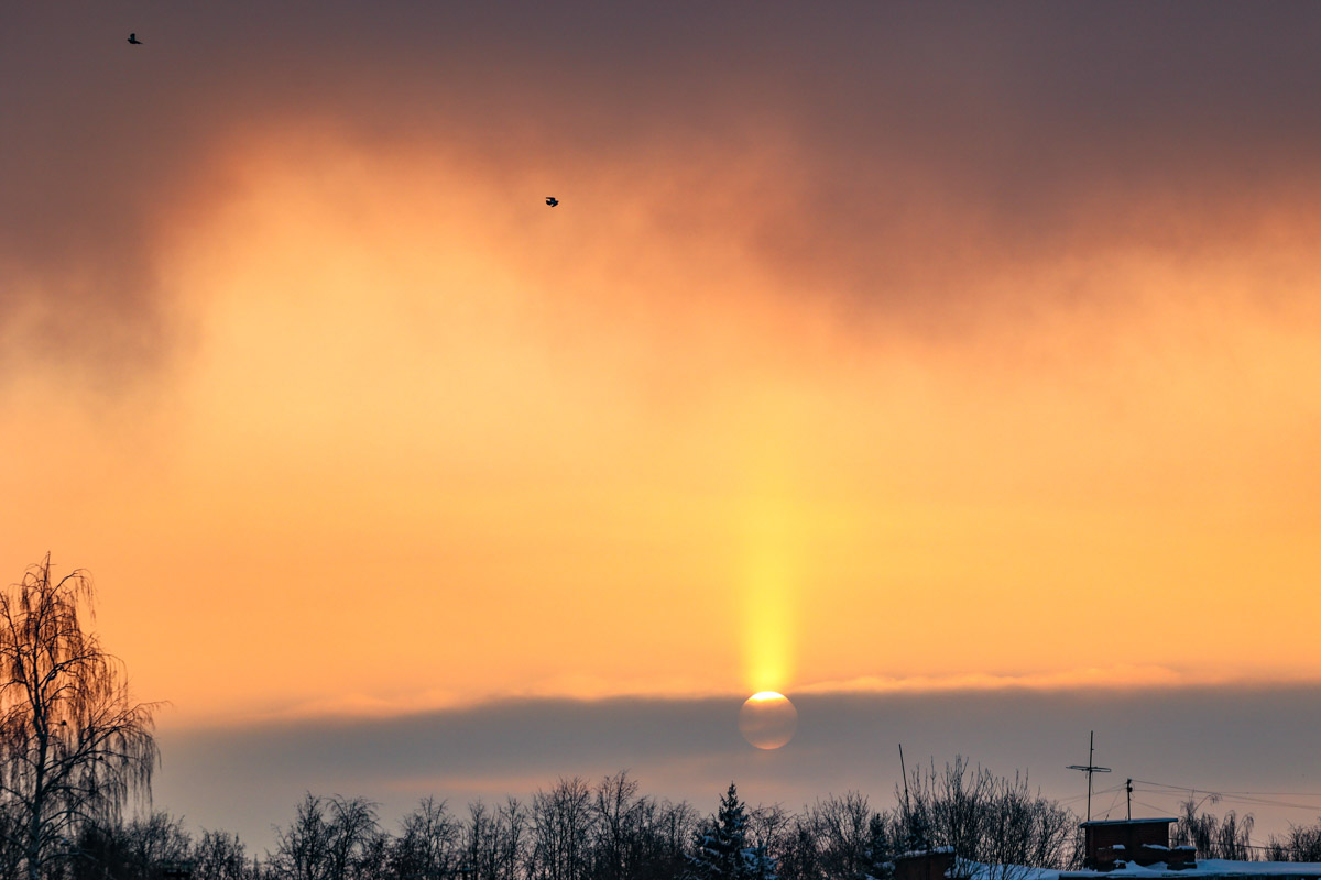 Пока одни не выходят лишний раз на улицу из-за морозов, другие спешат ему навстречу, чтобы снять настоящую русскую зиму. И кадры получаются просто волшебными: от дуги из пара на закате до покрывшейся инеем телевышки. «Ключ-Медиа» собрал самые красивые снимки.