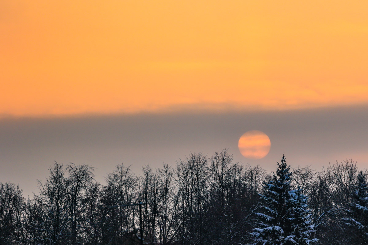 Пока одни не выходят лишний раз на улицу из-за морозов, другие спешат ему навстречу, чтобы снять настоящую русскую зиму. И кадры получаются просто волшебными: от дуги из пара на закате до покрывшейся инеем телевышки. «Ключ-Медиа» собрал самые красивые снимки.