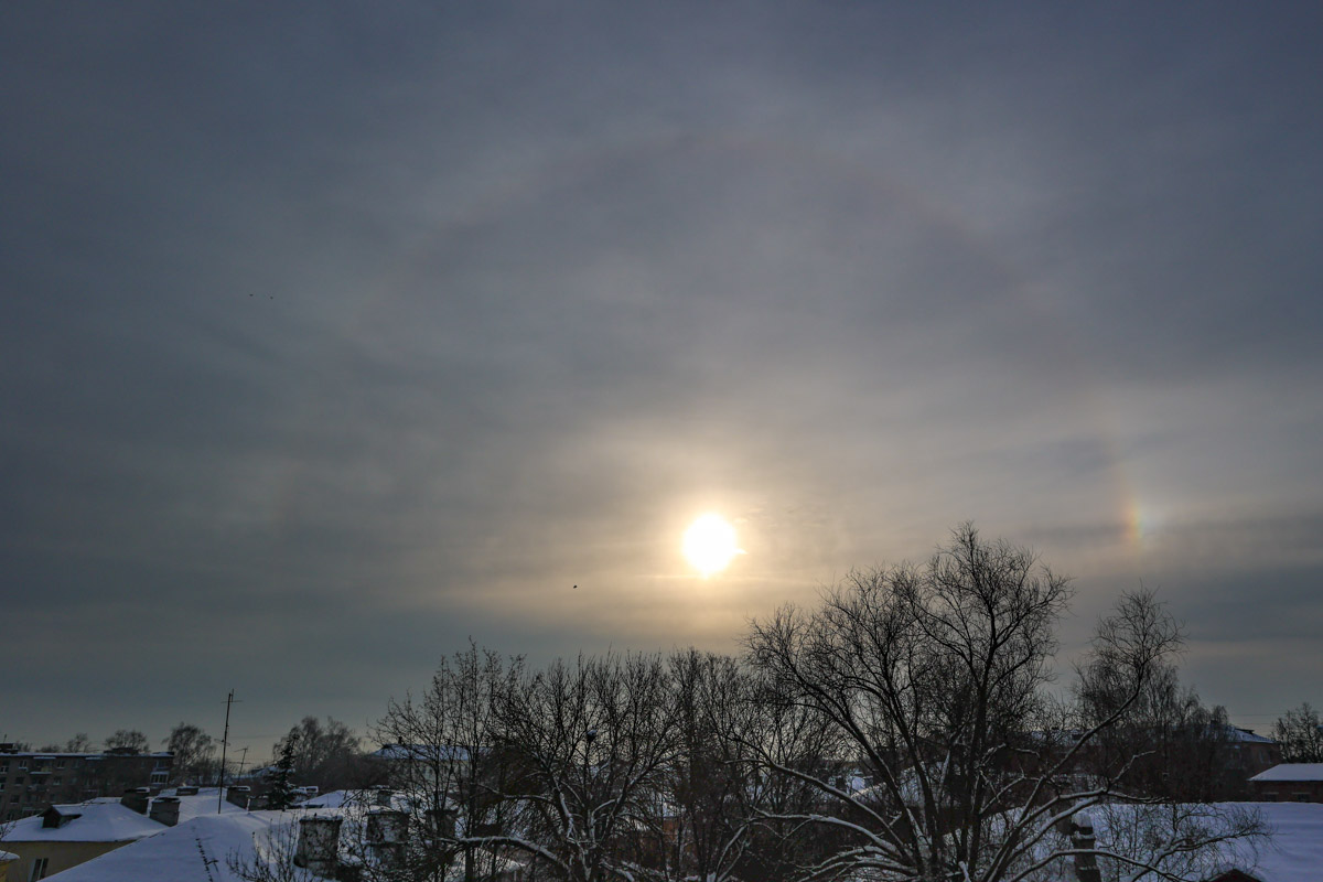 Пока одни не выходят лишний раз на улицу из-за морозов, другие спешат ему навстречу, чтобы снять настоящую русскую зиму. И кадры получаются просто волшебными: от дуги из пара на закате до покрывшейся инеем телевышки. «Ключ-Медиа» собрал самые красивые снимки.