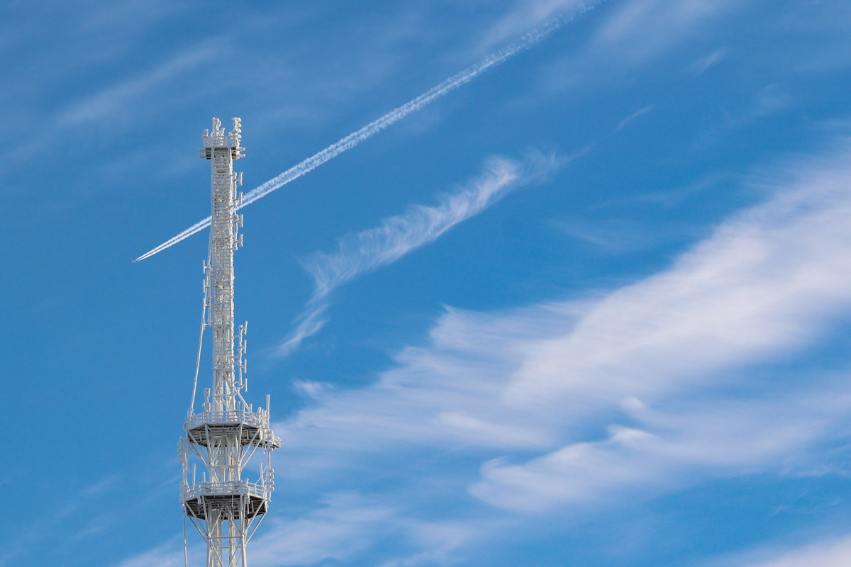 Пока одни не выходят лишний раз на улицу из-за морозов, другие спешат ему навстречу, чтобы снять настоящую русскую зиму. И кадры получаются просто волшебными: от дуги из пара на закате до покрывшейся инеем телевышки. «Ключ-Медиа» собрал самые красивые снимки.