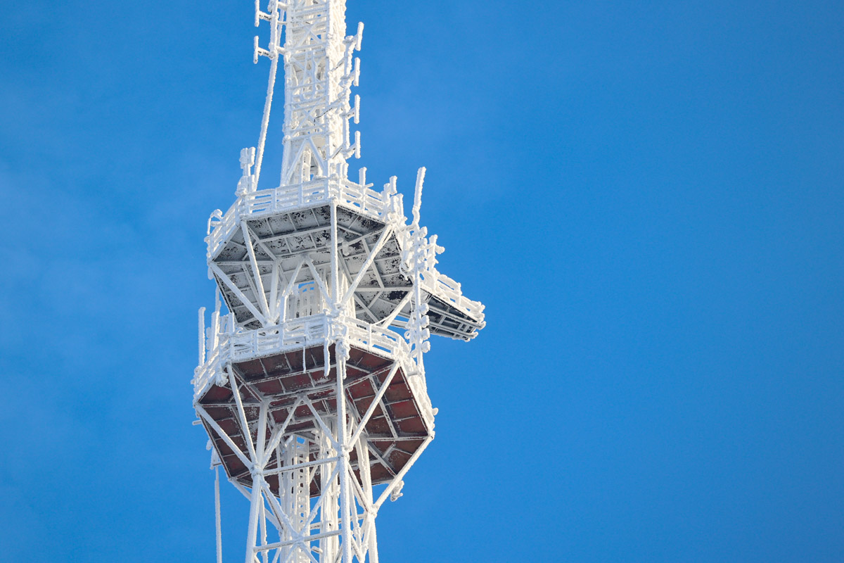 Пока одни не выходят лишний раз на улицу из-за морозов, другие спешат ему навстречу, чтобы снять настоящую русскую зиму. И кадры получаются просто волшебными: от дуги из пара на закате до покрывшейся инеем телевышки. «Ключ-Медиа» собрал самые красивые снимки.