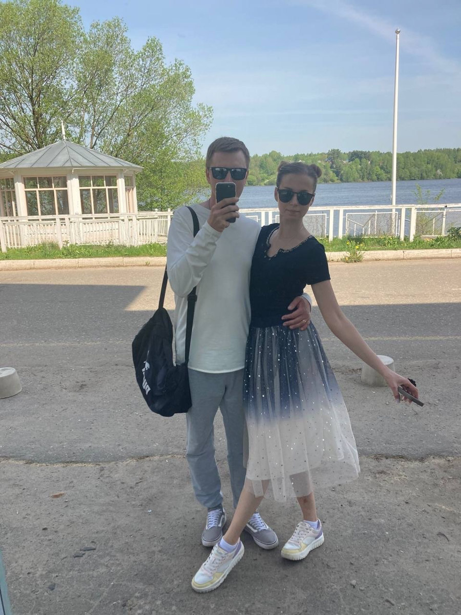 Стены старинных усадеб могут рассказать о многом, надо лишь прислушаться. Супруги Владимир и Анна собирают эти истории, колеся по стране. Наши ребята объездили порядка 10 регионов и посетили около сотни сооружений. В их коллекции есть резные терема, солидные поместья из камня и другие достойные внимания здания, в которых жили князья и графы.