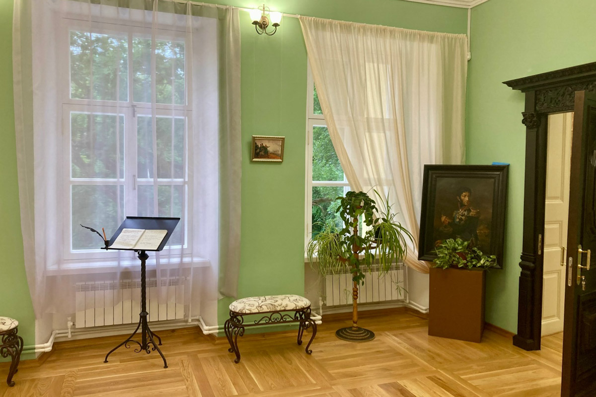 Стены старинных усадеб могут рассказать о многом, надо лишь прислушаться. Супруги Владимир и Анна собирают эти истории, колеся по стране. Наши ребята объездили порядка 10 регионов и посетили около сотни сооружений. В их коллекции есть резные терема, солидные поместья из камня и другие достойные внимания здания, в которых жили князья и графы.