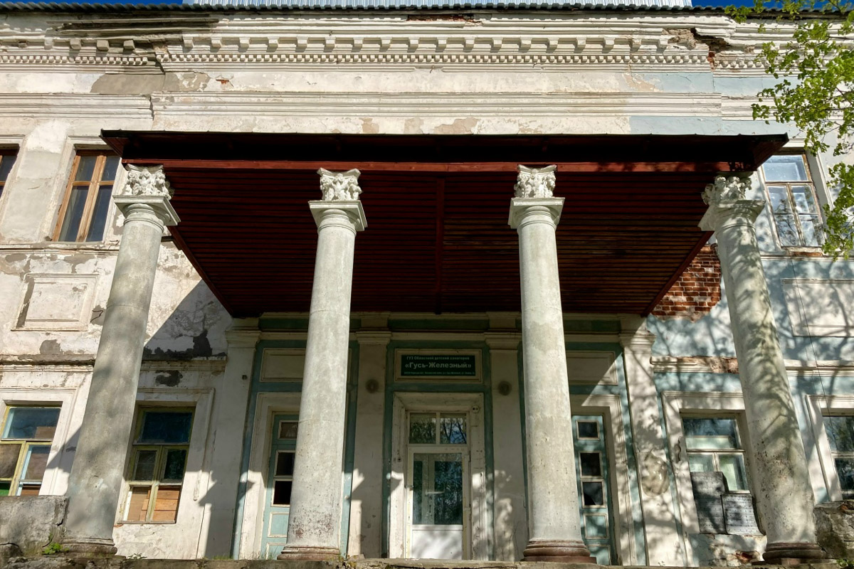 Стены старинных усадеб могут рассказать о многом, надо лишь прислушаться. Супруги Владимир и Анна собирают эти истории, колеся по стране. Наши ребята объездили порядка 10 регионов и посетили около сотни сооружений. В их коллекции есть резные терема, солидные поместья из камня и другие достойные внимания здания, в которых жили князья и графы.