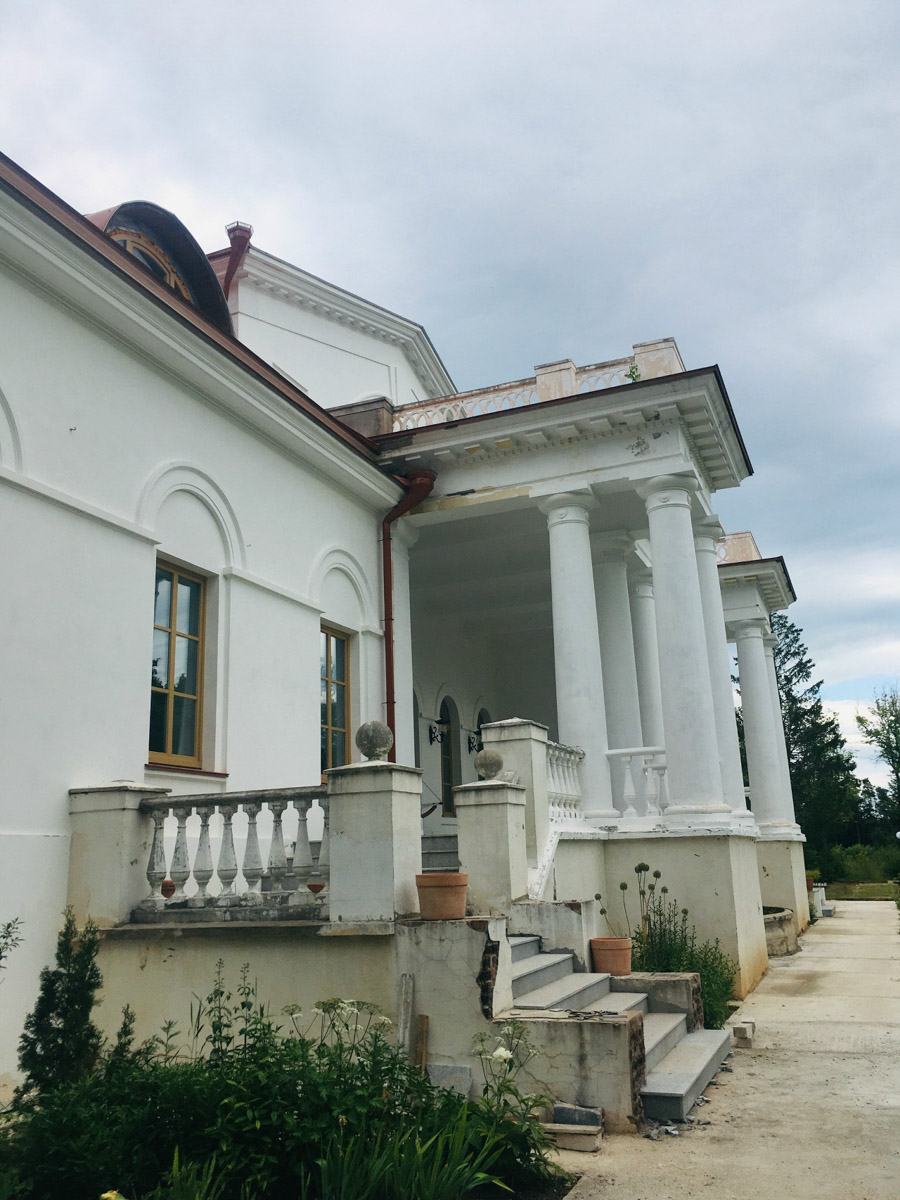 Стены старинных усадеб могут рассказать о многом, надо лишь прислушаться. Супруги Владимир и Анна собирают эти истории, колеся по стране. Наши ребята объездили порядка 10 регионов и посетили около сотни сооружений. В их коллекции есть резные терема, солидные поместья из камня и другие достойные внимания здания, в которых жили князья и графы.