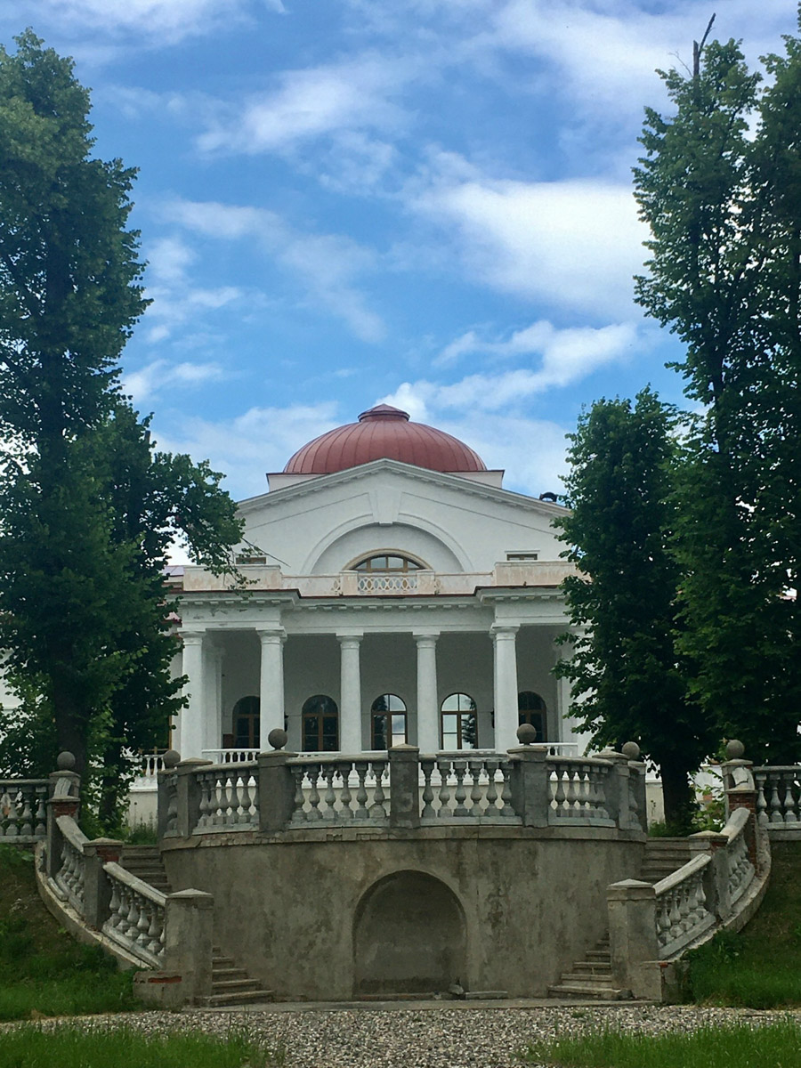 Стены старинных усадеб могут рассказать о многом, надо лишь прислушаться. Супруги Владимир и Анна собирают эти истории, колеся по стране. Наши ребята объездили порядка 10 регионов и посетили около сотни сооружений. В их коллекции есть резные терема, солидные поместья из камня и другие достойные внимания здания, в которых жили князья и графы.