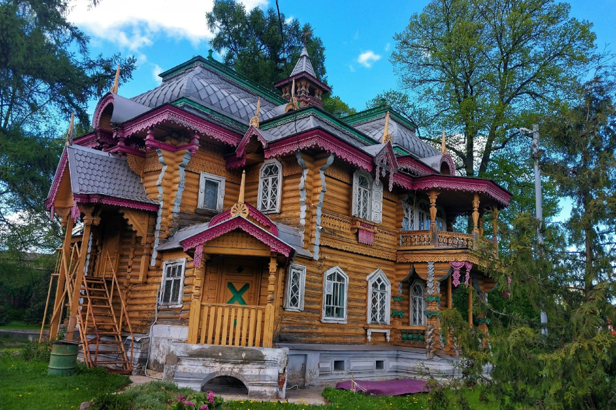 Стены старинных усадеб могут рассказать о многом, надо лишь прислушаться. Супруги Владимир и Анна собирают эти истории, колеся по стране. Наши ребята объездили порядка 10 регионов и посетили около сотни сооружений. В их коллекции есть резные терема, солидные поместья из камня и другие достойные внимания здания, в которых жили князья и графы.