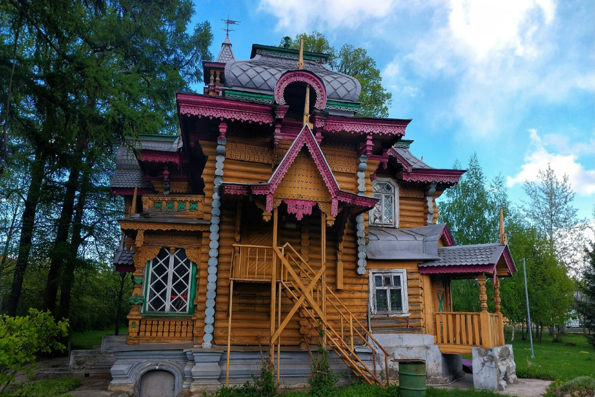 Стены старинных усадеб могут рассказать о многом, надо лишь прислушаться. Супруги Владимир и Анна собирают эти истории, колеся по стране. Наши ребята объездили порядка 10 регионов и посетили около сотни сооружений. В их коллекции есть резные терема, солидные поместья из камня и другие достойные внимания здания, в которых жили князья и графы.