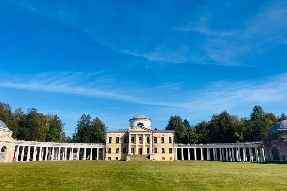 Стены старинных усадеб могут рассказать о многом, надо лишь прислушаться. Супруги Владимир и Анна собирают эти истории, колеся по стране. Наши ребята объездили порядка 10 регионов и посетили около сотни сооружений. В их коллекции есть резные терема, солидные поместья из камня и другие достойные внимания здания, в которых жили князья и графы.