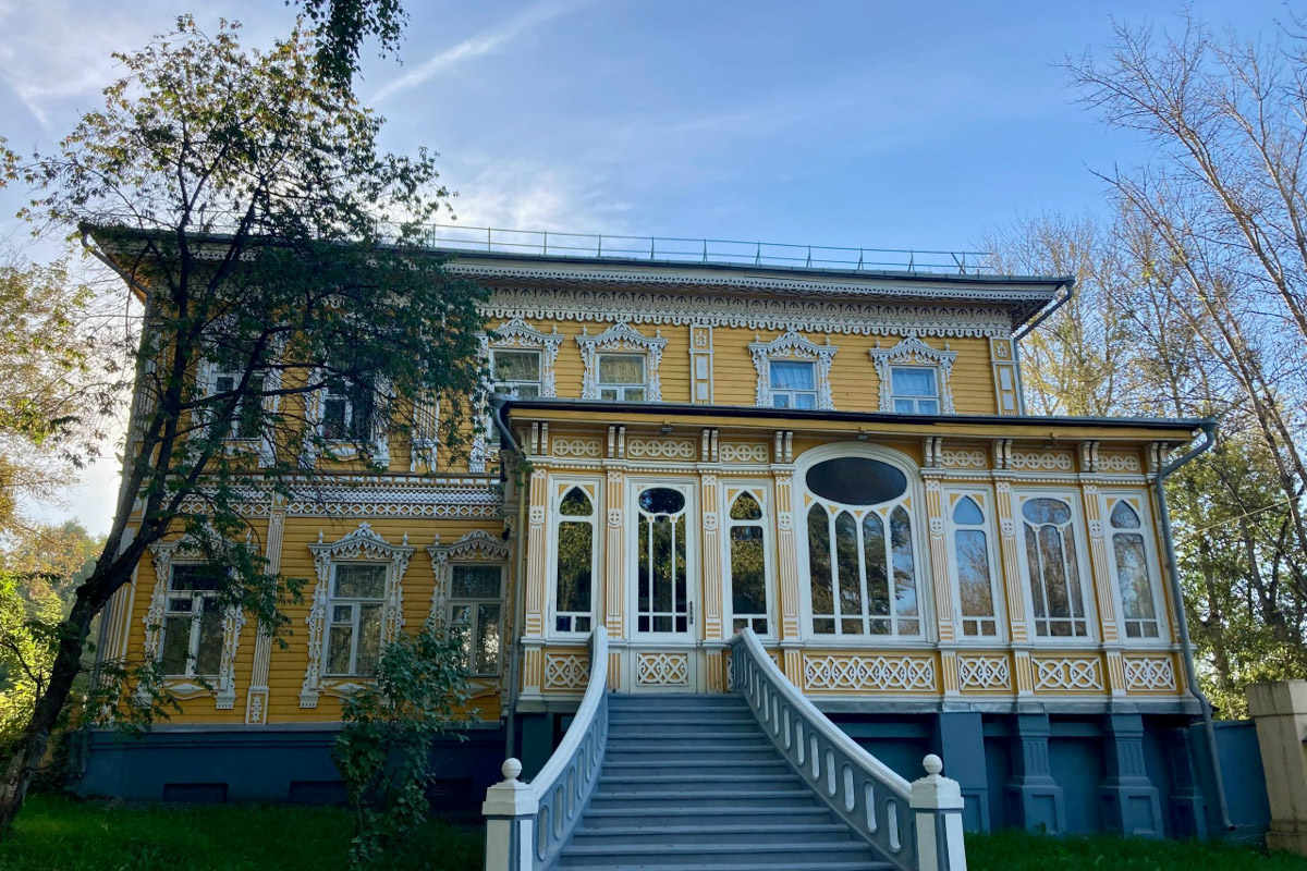 Стены старинных усадеб могут рассказать о многом, надо лишь прислушаться. Супруги Владимир и Анна собирают эти истории, колеся по стране. Наши ребята объездили порядка 10 регионов и посетили около сотни сооружений. В их коллекции есть резные терема, солидные поместья из камня и другие достойные внимания здания, в которых жили князья и графы.