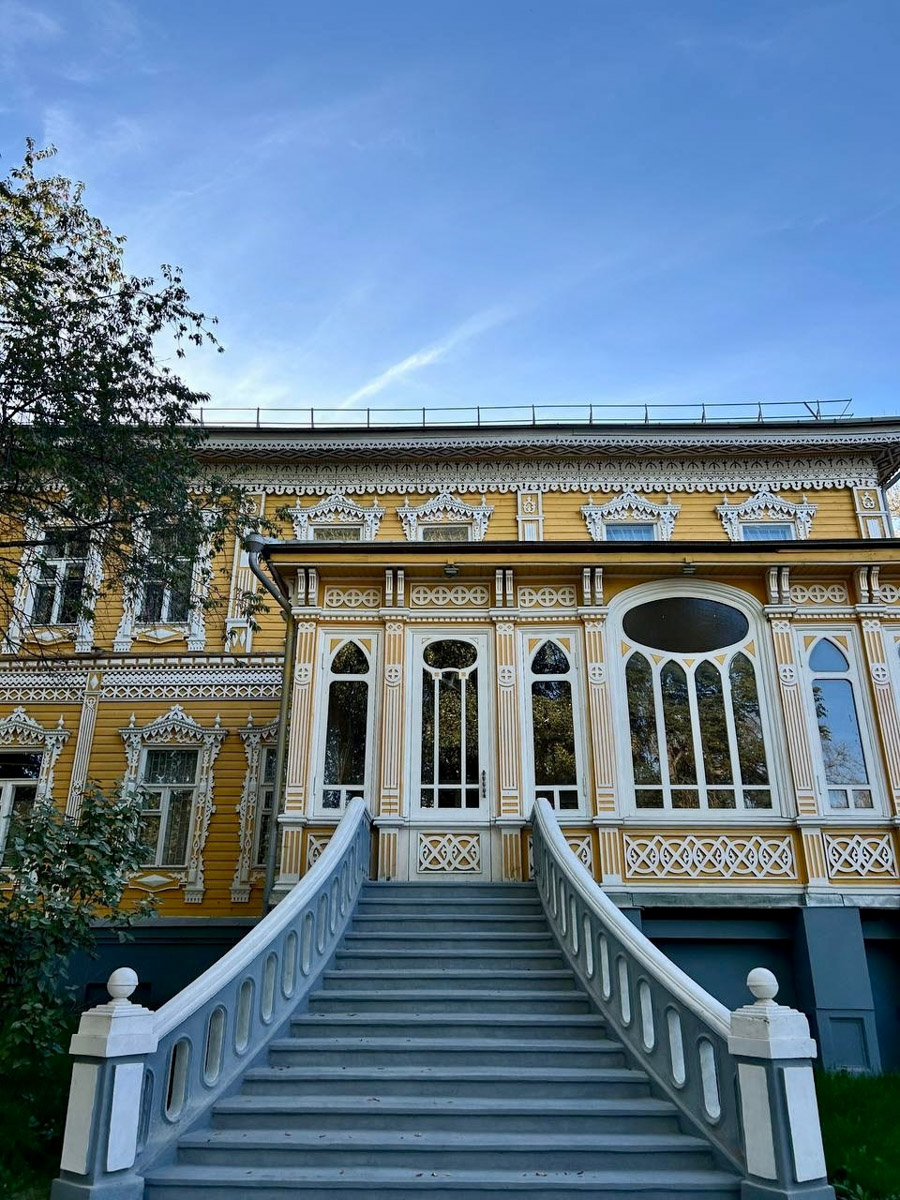 Стены старинных усадеб могут рассказать о многом, надо лишь прислушаться. Супруги Владимир и Анна собирают эти истории, колеся по стране. Наши ребята объездили порядка 10 регионов и посетили около сотни сооружений. В их коллекции есть резные терема, солидные поместья из камня и другие достойные внимания здания, в которых жили князья и графы.