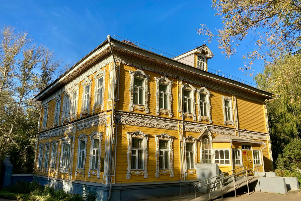 Стены старинных усадеб могут рассказать о многом, надо лишь прислушаться. Супруги Владимир и Анна собирают эти истории, колеся по стране. Наши ребята объездили порядка 10 регионов и посетили около сотни сооружений. В их коллекции есть резные терема, солидные поместья из камня и другие достойные внимания здания, в которых жили князья и графы.