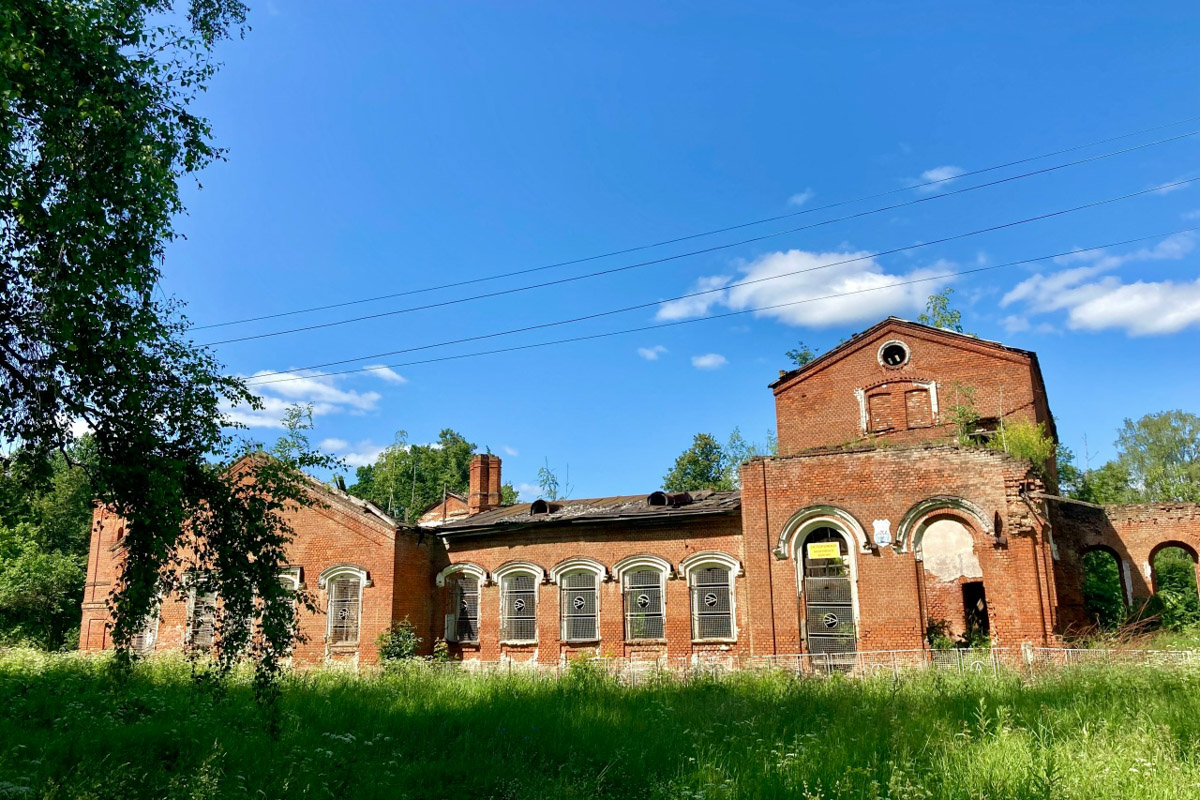 Стены старинных усадеб могут рассказать о многом, надо лишь прислушаться. Супруги Владимир и Анна собирают эти истории, колеся по стране. Наши ребята объездили порядка 10 регионов и посетили около сотни сооружений. В их коллекции есть резные терема, солидные поместья из камня и другие достойные внимания здания, в которых жили князья и графы.