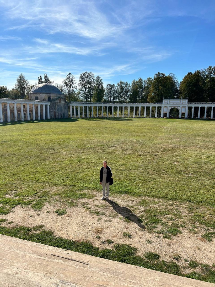 Стены старинных усадеб могут рассказать о многом, надо лишь прислушаться. Супруги Владимир и Анна собирают эти истории, колеся по стране. Наши ребята объездили порядка 10 регионов и посетили около сотни сооружений. В их коллекции есть резные терема, солидные поместья из камня и другие достойные внимания здания, в которых жили князья и графы.