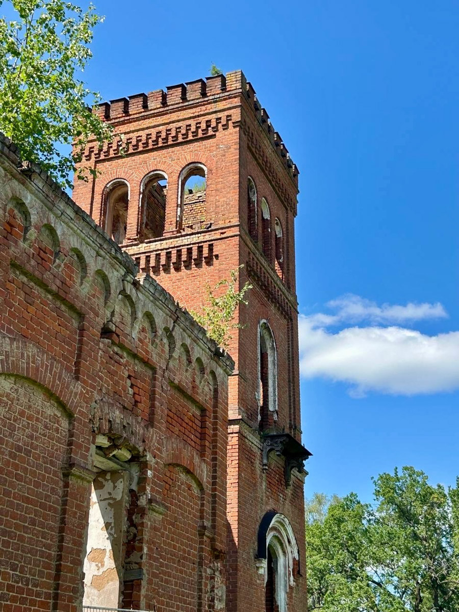 Стены старинных усадеб могут рассказать о многом, надо лишь прислушаться. Супруги Владимир и Анна собирают эти истории, колеся по стране. Наши ребята объездили порядка 10 регионов и посетили около сотни сооружений. В их коллекции есть резные терема, солидные поместья из камня и другие достойные внимания здания, в которых жили князья и графы.
