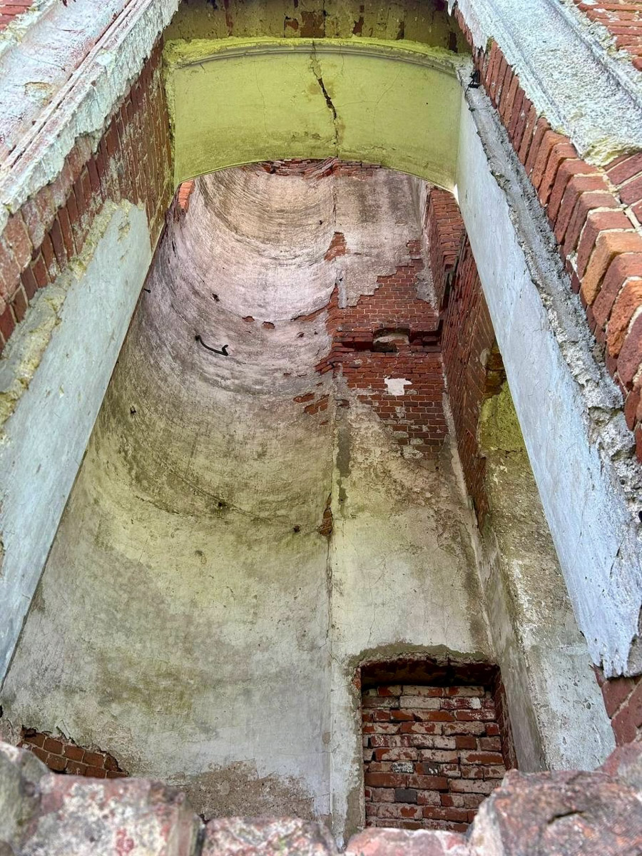 Стены старинных усадеб могут рассказать о многом, надо лишь прислушаться. Супруги Владимир и Анна собирают эти истории, колеся по стране. Наши ребята объездили порядка 10 регионов и посетили около сотни сооружений. В их коллекции есть резные терема, солидные поместья из камня и другие достойные внимания здания, в которых жили князья и графы.