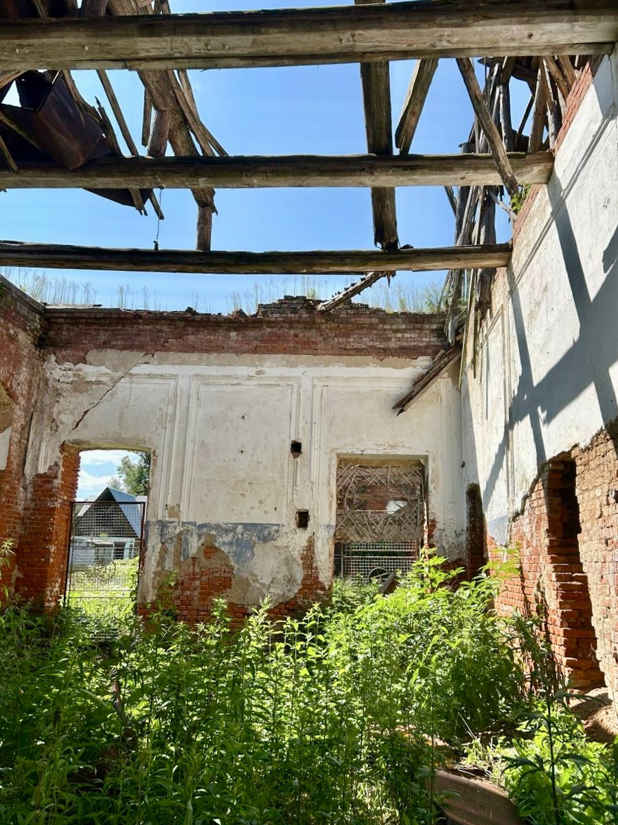 Стены старинных усадеб могут рассказать о многом, надо лишь прислушаться. Супруги Владимир и Анна собирают эти истории, колеся по стране. Наши ребята объездили порядка 10 регионов и посетили около сотни сооружений. В их коллекции есть резные терема, солидные поместья из камня и другие достойные внимания здания, в которых жили князья и графы.